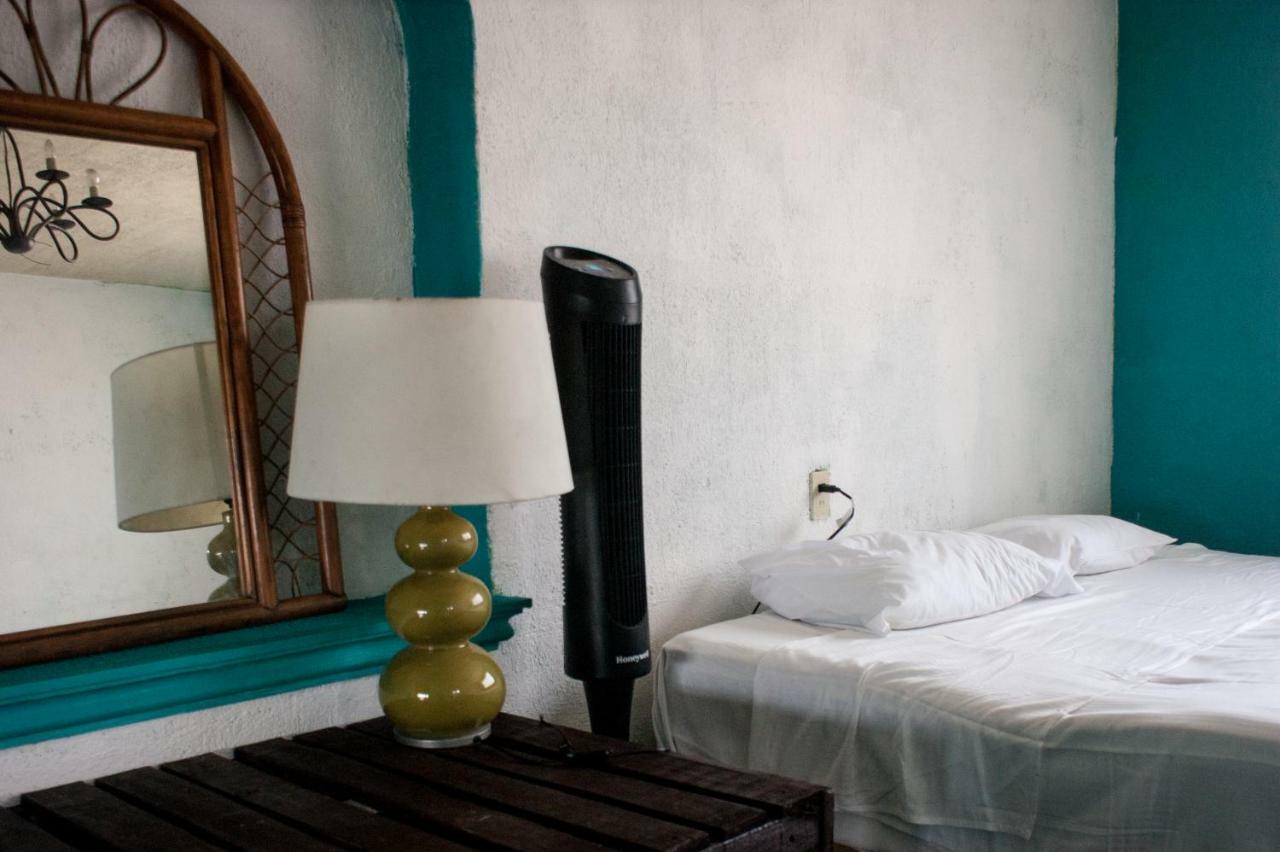Hostal Enjoy Vallarta 19 Пуэрто-Вальярта Экстерьер фото